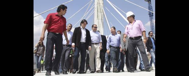 Puente de la 4Sur, listo en abril | Hernán Vanegas | Luego de una sesión en el recinto del Concejo de Medellín, los corporados hicieron una visita de campo para verificar el avance de las obras en el puente de la 4sur, en donde se les informó por parte de la firma contratista, Conconcreto, que están en un 86 por ciento de ejecución