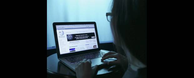 El apagón comenzó con Wikipedia | Reuters | Lamar Smith, ponente de la ley para Detener la Piratería de Internet, dijo frente al apagón de Wikipedia que era irónico que justo este sitio distribuyera información falsa sobre la ley.