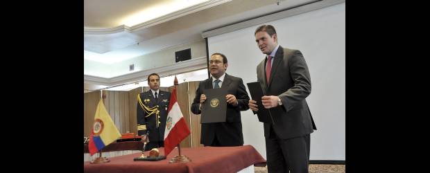 Perú y Colombia, juntos en frontera | Mauricio Orjuela, Mindefensa | Los ministros de Defensa de Colombia (der.) y de Perú.