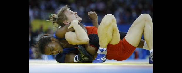 Luchadora Jacqueline Rentería pide reenganche | Archivo | Jacqueline Rentería (trusa azul), en su condición de medallista olímpica (bronce en Pekín 2008), aguarda que la Federación tenga en cuenta su palmarés y de reversa a la decisión inicial de marginarla de la Selección Colombia que irá a los Juegos Olímpicos de Londres, a mitad de año.