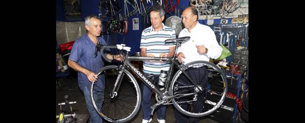 Jiménez le pedaleó al regreso | Manuel Saldarriaga | Giovanni Jiménez, al centro, departe en el taller de Guillermo Pulgarín, con Cochise Rodríguez. Jiménez se hizo profesional en el ciclismo europeo.