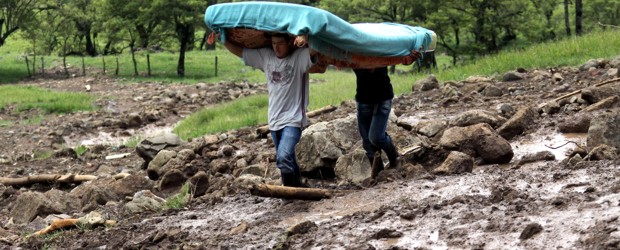 Un río de lodo los dejó sin paso | Donaldo Zuluaga, Fredonia | En el sitio del derrumbe la única solución es transbordar y pagar entre 500 y 1.000 pesos por el préstamo de una botas o porque pasen cargado a quien desista de caminar sobre el lodo. La interrupción continuará por varios días.