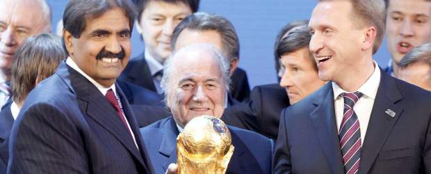 Rusia realizará el Mundial de Fútbol de 2018 y Qatar el de 2022 | AP | El presidente de la Fifa Joseph Blatter, centro, acompañado por el viceprimer ministro ruso Igor Shuvalov, derecha, y el jeque Hamad bin Khalifa Al-Thani, de Qatar.
