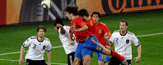 España engrandece su historia al vencer a los teutones | AP | En la imagen, la acción del gol con golpe de cabeza de Carles Puyol que le dio la victoria a España sobre Alemania y de paso clasificó a los ibéricos a la final.