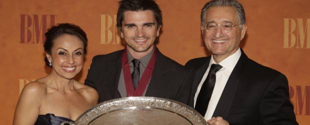Delia Orjuela, de BMI, el cantante Juanes y Del Bryant, presidente de BMI | Reuters | El premio a Juanes reconoce sus contribuciones a la música latina en el escenario mundial.