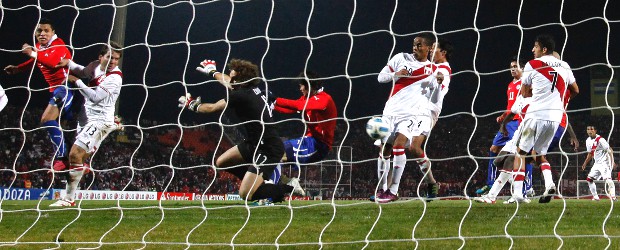 Chile venció a Perú en el último minuto y ganó el Grupo C | Reuters | El peruano André Carrillo, en una desafortunada acción, anotó el autogol que le dio la victoria y el primer puesto del Grupo C a Chile.
