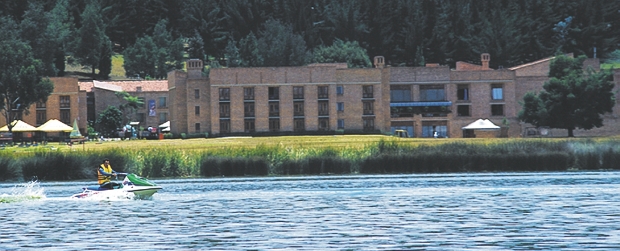 En Paipa está el Spa más natural | Cortesía | Vista desde el lago que permite apreciar el ambiente natural en el cual está ubicado el Estelar Paipa Hotel y Spa. Un destino ideal para desconectarse y disfrutar de las múltiples atracciones del hotel y su entorno.