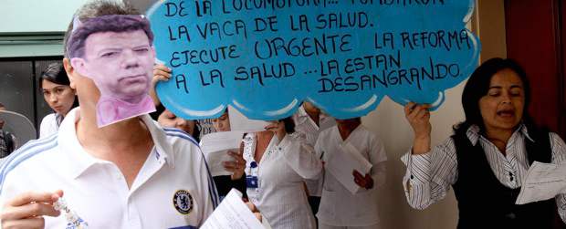 los médicos, enfermeras y el personal de los hospitales ESE San Vicente de Paúl de Caldas y San Rafael de Itagüí para llamar la atención sobre la crisis financiera que viven los centros hospitalarios | Donaldo Zuluaga | los médicos, enfermeras y el personal de los hospitales ESE San Vicente de Paúl de Caldas y San Rafael de Itagüí para llamar la atención sobre la crisis financiera que viven los centros hospitalarios.