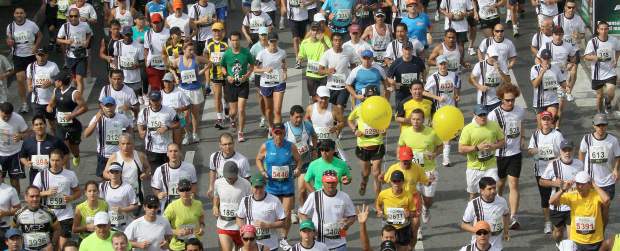 En la Media, cada atleta tiene un reto diferente | Archivo | En su orden, John Cusi, atleta peruano, Jimmy Caballero, recreativo de Bogotá, y Víctor Aristizábal, exfutbolista que participará en El Reto, tres de los protagonistas de la Media Maratón de Medellín. Será desde las 8:30 a.m.