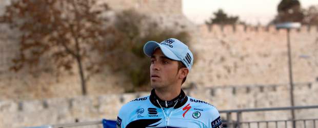 Contador pedaleó por la Ciudad Vieja de Jerusalén en una carrera por la paz | Reuters | El español Alberto Contador antes del recorrido.