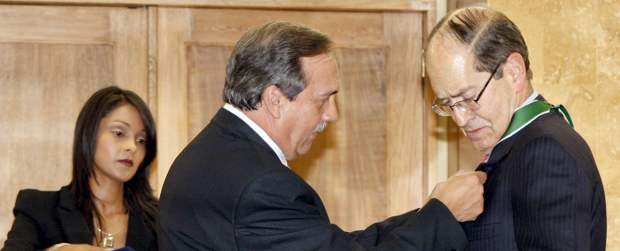 Londoño se despidió con honores | Jaime Pérez | El gobernador de Antioquia, Luis Alfredo Ramos Botero, impuso el Escudo de Antioquia al saliente presidente de Bancolombia, Jorge Londoño Saldarriaga.