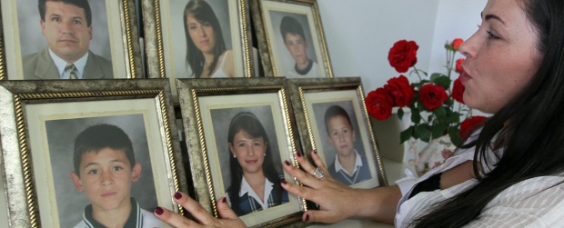 ...y Tere venció la tragedia con amor | Julio César Herrera, La Ceja | Todos los días les habla. Está fuerte pero, admite, que le hacen falta la ternura de Sara, la chispa de Mateo, la seriedad de Carlos, la picardía de Alejandro, el amor de su Paola y la compañía de Diego Raúl, su esposo. Tras dejar la suya y regalarlo todo, su nueva casa es la de su madre, Lola, donde les tiene un rincón para recordarlos.