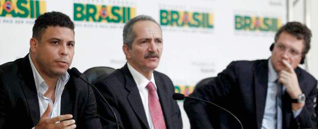 Fifa solicita al Congreso brasileño aprobar ley del Mundial del 2014 | Reuters | El exfutbolista Ronaldo, l ministro de Deporte de Brasil, Aldo Rebelo, y el secretario general de la Fifa, Jérome Valcke, durante la rueda de prensa.