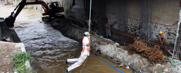 Dos meses más para obras en puente de Bello | | Al mejor estilo de la serie Tarzán, los trabajadores que realizan las obras de recuperación del puente de la autopista Norte, deben cruzar la quebrada La García.