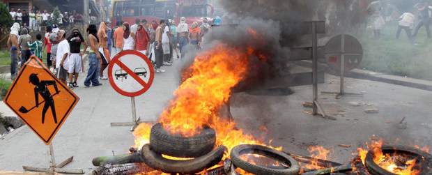 El Limonar vivió seis horas de asonada y violencia | Esteban Vanegas | La asonada que involucró a un sector de la comunidad del barrio Limonar en contra de la Policía se prolongó desde las primeras horas de la mañana de ayer hasta después del mediodía. Esta zona de San Antonio de Prado es una de las más afectadas de Medellín por la violencia atribuida a la disputa entre combos.