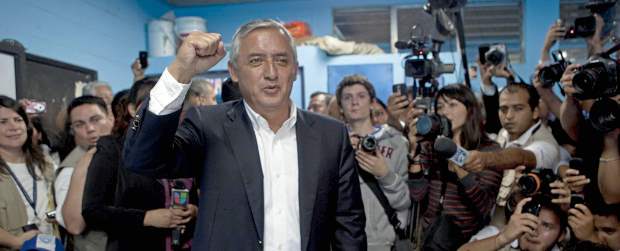 Otto Pérez Molina se proclamó nuevo Presidente de Guatemala | AP | Pérez Molina, de 61 años, agradeció a los más de dos millones de guatemaltecos que le concedieron el voto y les aseguró: "No los voy a defraudar, haré mi mayor esfuerzo para lograr lo que prometimos".