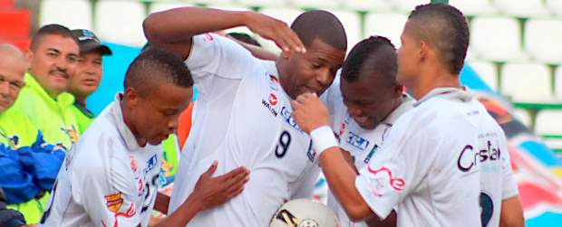 Chaparrón de agua y goles en la victoria del Caldas | Colprensa | "Pepe" Moreno marcó dos de los tres goles del Once Caldas. Uno de penal y otro de cabeza.
