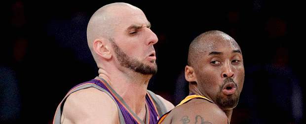 Bryant, Wade, Jackson y Rose mostraron su inspiración encestadora | AP | Kobe Bryant (der.) disputa el control del balón con Marcin Gortat.