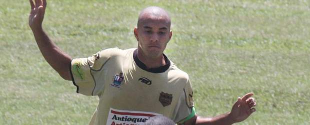 Triunfo dorado y tablas rojas | Julio César Herrera | El zaguero Elkin Serrano, quien marca a uno de los jugadores del Once Caldas, anotó gol ayer en Ditaires. Quedan pocos días para el debut.