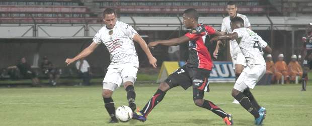 Pajoy igualó el duelo en la agonía | Colprensa, Cúcuta | Ánderson Zapata intenta quitarle el balón al atacante del Cúcuta. Sufrido empate del equipo dorado en la frontera colombovenezolana.