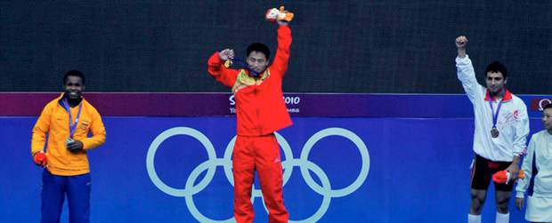 En Mutatá nadie sabe de Gabino | Tomada De Juegos Olímpicos De La Juventud, Singapur | Queda para el recuerdo y la historia: al extremo izquierdo el chiquitín José Gabino Mena, el ex cotero de Urabá, ahora pesista, montado en el podio de los mejores levantadores jóvenes del mundo. Su medalla de plata es sinónimo de trabajo.