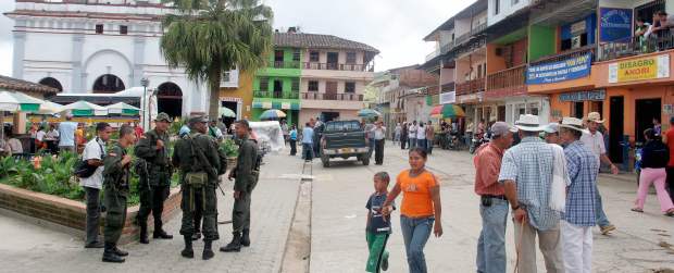 Atentado de Farc a torre dejó sin energía a Anorí | Archivo | En Anorí están sin energía luego del atentado a la infraestructura eléctrica perpetrado el frente 36 de las Farc. El Ejército hace el rastreo de la zona para que de EPM ingresen a arreglar el daño. Hay pocas plantas en la población.