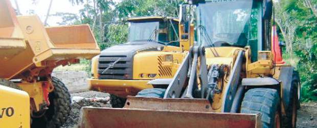 ¿Cuándo llegaremos a Nuquí por tierra? | Archivo Particular | La maquinaria para los trabajos en la vía a Nuquí está parqueada, al sol y al agua, y el afirmado que se echó en un tramo de la misma no cumple las especificaciones, con lo que un millonario anticipo al consorcio está embolatado.
