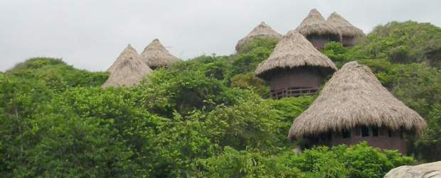 Viva la magia de Tayrona | Lilliana Vélez De R. Y Cortesía | Paisajes de grandes rocas blancas y caminos empedrados que ascienden hacia los vestigios de habitantes prehispánicos de la cultura Tayrona contrastan con un mar de aguas cristalinas, así como densos bosques. En la gráfica izquierda aspecto de los ecohabs y a la derecha de los corales marinos.