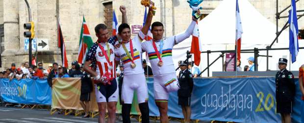 Paralímpicos se fajaron en Guadalajara | Comité Paralímpico Colombiano | Ciclismo, atletismo y natación dieron el mayor número de oros a Colombia. En la foto, Esneider Muñoz (oro) y Álvaro Galvis (bronce) en ciclismo C1-3.