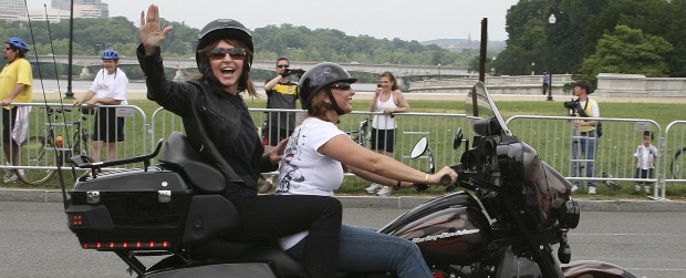 Sarah Palin empieza gira en E.U. en una motocicleta Harley Davidson | Reuters | Vistiendo cuero negro y rodeada de una multitud de seguidores, Palin y su familia montaron motocicletas y se unieron a miles de motociclistas en un paseo del Pentágono al Monumento de los Veteranos de Vietnam.