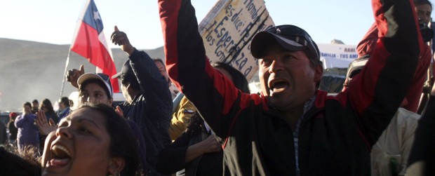 Milagro en Chile: los 33 mineros están vivos | Héctor Retamal, AP - Copiapó, Chile | Familiares de los mineros celebraron la noticia, mientras que el presidente Piñera aseguró que "vamos a acelerar al máximo las tareas de rescate".