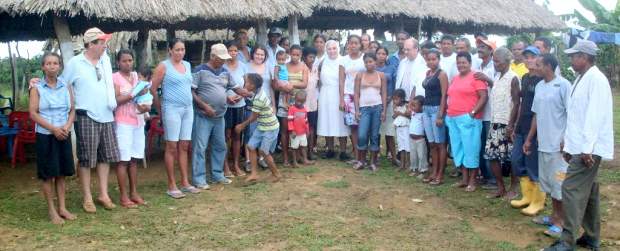 Esperanza que sopla con buenos vientos | Cortesía | 18 misioneros llevan una vez al año una luz de esperanza a Las Playas de San Bernardo del Viento. Los dotan de medicamentos, kits escolares y mercados.
