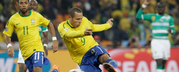 La noche en que Kaká y Luis Fabiano despertaron, Brasil pasó a octavos | Reuters | Luis Fabiano fue la figura del partido al anotar dos de los tres goles de Brasil ante Costa de Marfil.