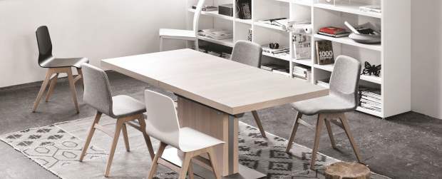 Hacer una pausa y disfrutar la casa, tendencia 2012 | Tonos blancos, negros y grises ganan calidez con la presencia de la madera, el taburete de teca y el tapete tejido.