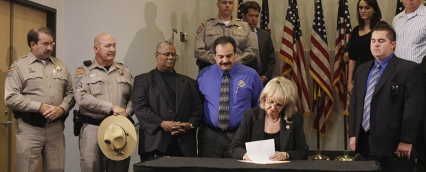 Opositores objetan ley inmigratoria en Arizona | AP | La gobernadora del estado de Arizona promulgó la ley sobre inmigración más dura de E.U.