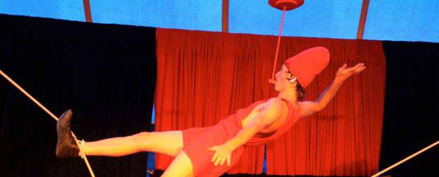 El silencio es la risa de mimos y payasos | Róbinson Sáenz | Tito, payaso y malabarista australiano, con su obra Cayendo hacia el cielo.