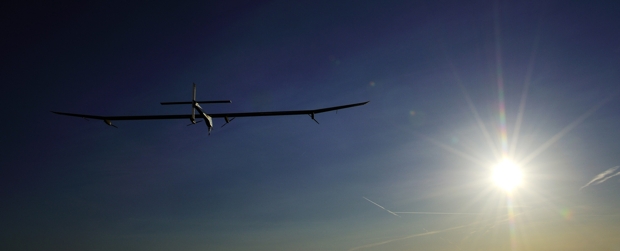 Avión solar hace su primer vuelo internacional | La expectativa es volar una versión mejorada del avión alrededor del mundo en 2012.
