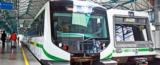 A los nuevos coches del metro ya los "dejan salir" de día | Juan Fernando Cano | Su moderno diseño hace inevitable la diferencia con la flota que sirve hace 15 años. Los nuevos trenes suman kilómetros y se alternan con los que están en operación comercial para poner a prueba todas sus funciones de manera integral.