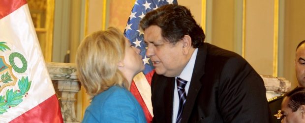 Clinton inició en Perú nueva gira latinoamericana | Reuters | La secretaria de Estado de Estados Unidos, Hillary Clinton se reunió este lunes con el presidente peruano, Alán García.