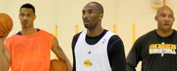 Paul podría llegar a los Lakers y Howard puede buscar equipo | Reuters | Kobe Bryant durante el entrenamiento de los Lakers este viernes.
