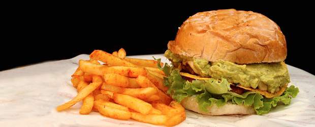 Hamburguesas en una experiencia gourmet | Hernán Vanegas | Barbacoa Burger & Beer, en Envigado, ofrece once recetas de hamburguesas que se pueden maridar con 50 cervezas de diversos lugares del mundo. Una elección deliciosa y práctica para cualquier hora del día.