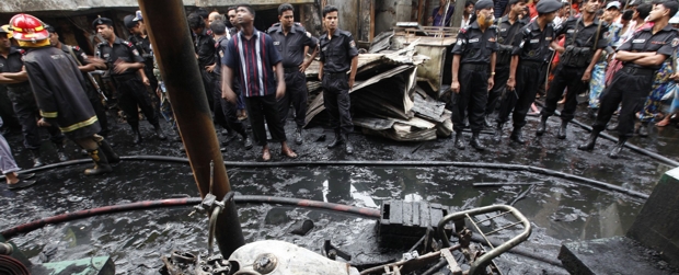 116 muertos y 100 heridos tras incendio en Bangladesh | Reuters | El incendio empezó el jueves por la noche cuando un transformador eléctrico estalló poco después de que una fuerte lluvia empapó la ciudad.