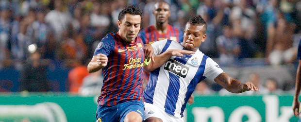Barcelona se quedó con la Supercopa y Guarín fue expulsado | Reuters | El colombiano Fredy Guarín, que pelea el esférico con Xavi Hernández, fue expulsado en el minuto 90.