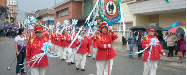 En Santa Rosa, los abuelos se lucen en la banda marcial | Cortesía | Hace poco, los integrantes de la banda marcial La Edad Dorada estrenaron uniforme. La comunidad los recibió con aplausos y felicitaciones.