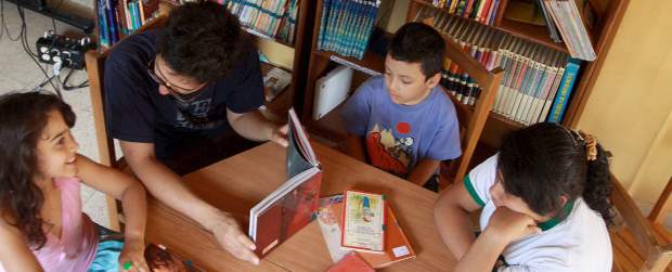 Este ratón lee hace | Róbinson Sáenz | Unos 60 niños, sin contar los grupos de colegio, visitan diariamente la sede Guadalupe. Una cifra similar alcanzan las bibliotecas de Villatina, Raizal y la Esperanza.