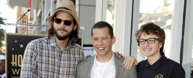 Kutcher resucitó a Two and a Half Men | Efe | El actor estadounidense Jon Cryer, quien coprotagoniza Two and a Half Men , posa con sus compañeros de la serie, Ashton Kutcher y Angus T. Jones, en la entrega de su estrella en el Paseo de la Fama en Hollywood.