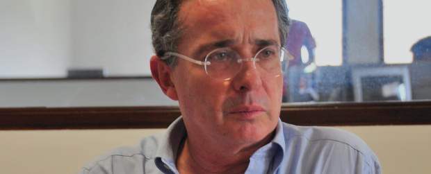 Uribe no quiere que lo "gradúen" de corrupto | Colprensa, Pereira | Al expresidente Álvaro Uribe le preocupa que la Ley de Víctimas le dé el mismo estatus a los grupos ilegales que a las Fuerzas Armadas y cree que algunas decisiones judiciales tomadas recientemente pueden bajar la moral de las tropas