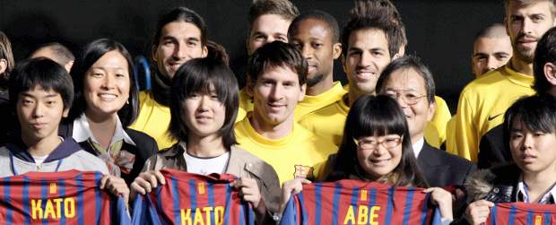 Barcelona mostró su lado solidario con niños evacuados de Fukushima | AP | La plantilla del Barcelona y el encuentro con los niños.