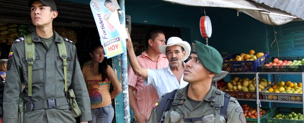 La comuna 13 tendrá línea de emergencias | Donaldo Zuluaga | La línea de atención para emergencias y denuncias de la ciudadanía en los barrios de la comuna 13 entrará a operar la semana entrante y será gratuita. Así lo anunció ayer el coronel de la Policía Jorge Elías Salazar.