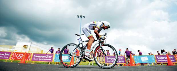 Tenis y ciclismo sacan notas altas | Cortesía Juegos Olímpicos De La Juventud, Singapur | El quinto lugar del bogotano Brayan Ramírez en la contrarreloj de los Juegos Olímpicos de la Juventud sostuvo a Colombia en el segundo puesto de la general del ciclismo. El turno de competir le corresponde hoy al campeón mundial júnior de los cruceros, en bicicrós, el antioqueño David Oquendo.